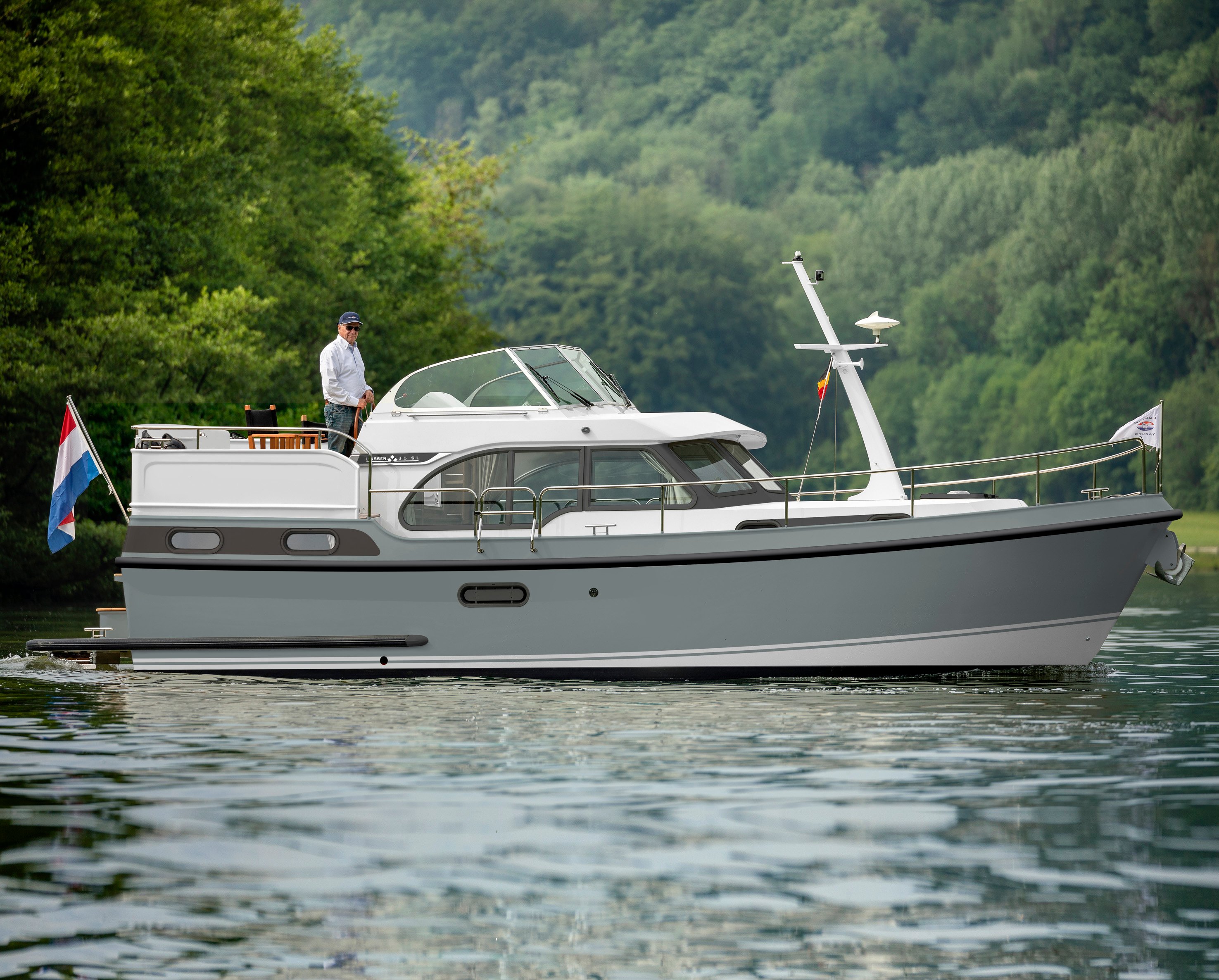 Linssen-30-SL-AC-pms443